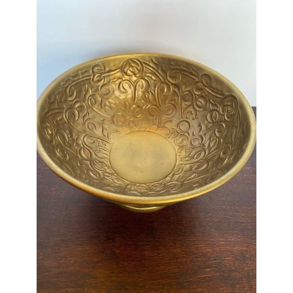 Gold colored pedestal bowl‎